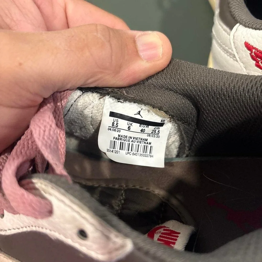 used size 8.5 Nike low travis shoes